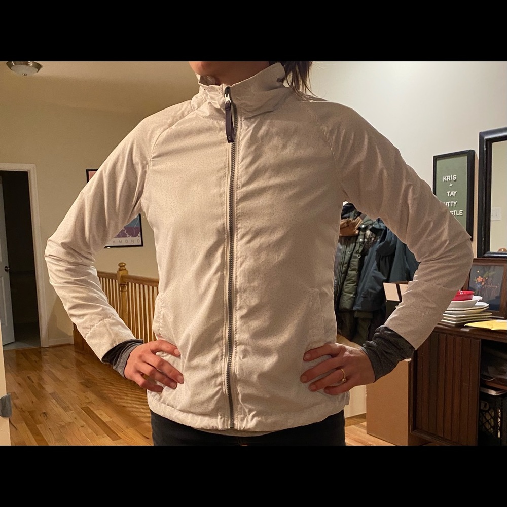 Running jacket with thumb holes
